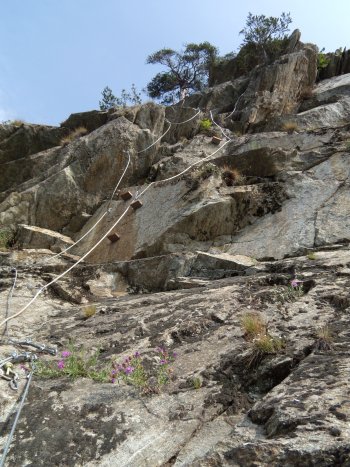 Ferrata di Covarey_sulle rocce della zona intermedia (57323 bytes)